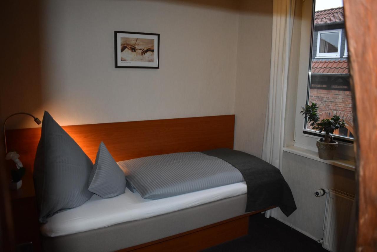 Hotel Neue Stuben Вольфсбург Экстерьер фото